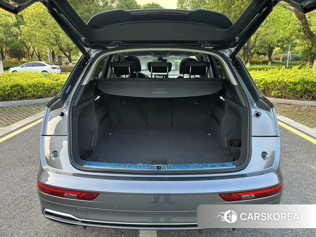 Audi Q5L 2021 Темно-серый из Китая, фото 3