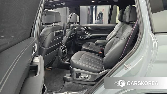 BMW X7 (G07) 2024 Светло-серебряный цвет из Кореи, фото 3