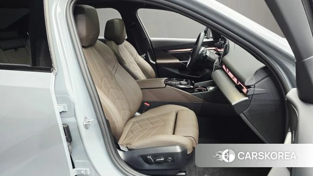 BMW 5 Series (G60) 2025 Светло-серебряный цвет из Кореи, фото 3