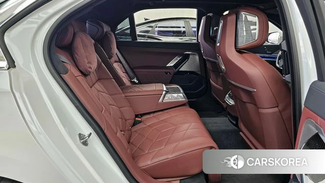 BMW 7 Series (G70) 2023 Белый из Кореи, фото 3