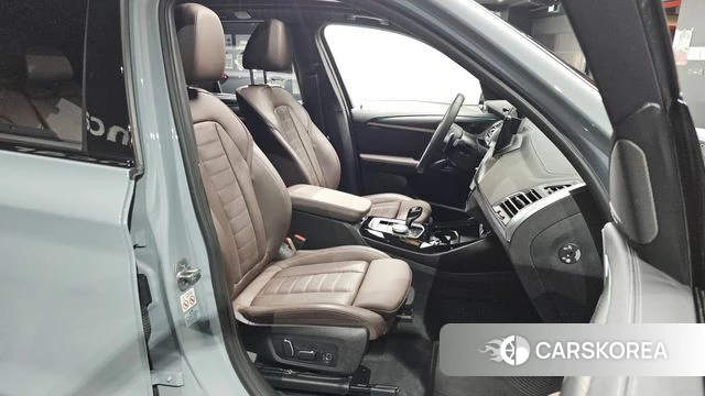 BMW X3 (G01) 2024 Серебристо-серый из Кореи, фото 3