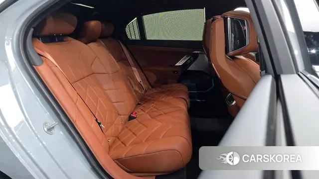 BMW 7 Series (G70) 2025 Светло-серебряный цвет из Кореи, фото 3