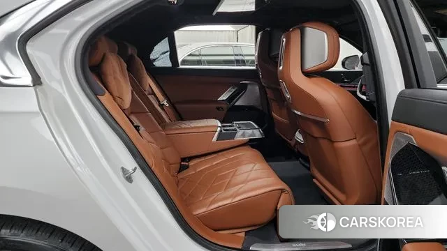 BMW 7 Series (G70) 2023 Белый из Кореи, фото 3