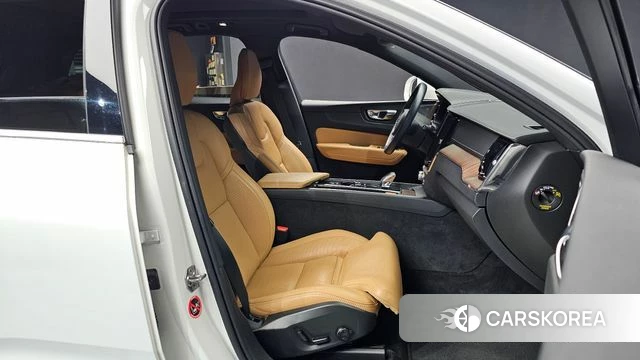 Volvo XC60 second Generation 2021 Белый из Кореи, фото 3