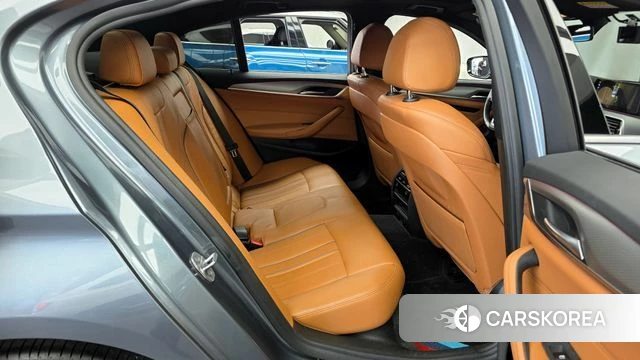BMW 5 Series (G30) 2018 Серебристо-серый из Кореи, фото 3