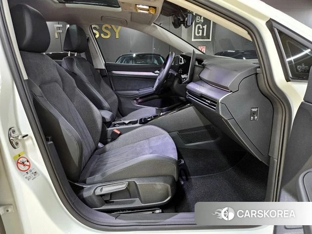 Volkswagen Golf 8th Generation 2026 Белый из Кореи, фото 3
