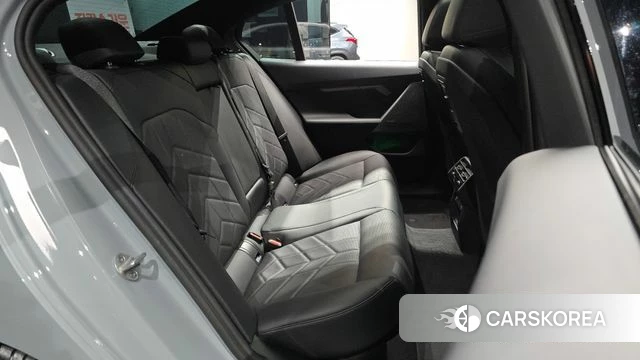 BMW 5 Series (G60) 2025 Светло-серебряный цвет из Кореи, фото 3