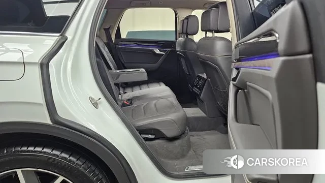 Volkswagen Touareg 3rd generation 2022 Белый из Кореи, фото 3