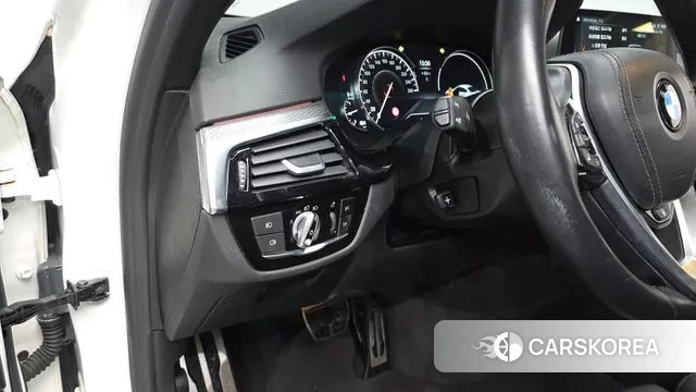 BMW 5 Series (G30) 2018 Белый из Кореи, фото 3