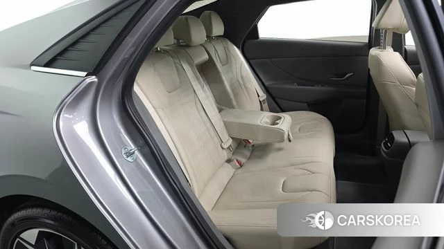 Hyundai Avante Hybrid (CN7) 2023 Серебристо-серый из Кореи, фото 3