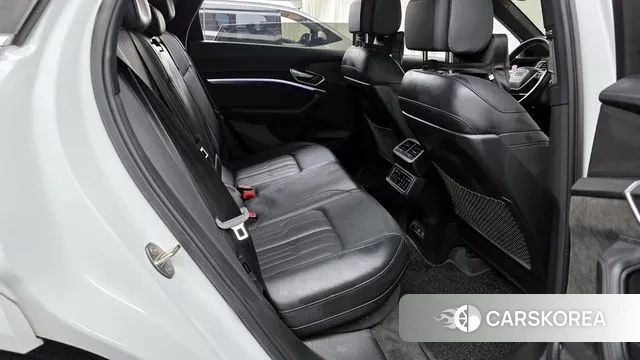 Audi e-Tron 2021 Белый из Кореи, фото 3