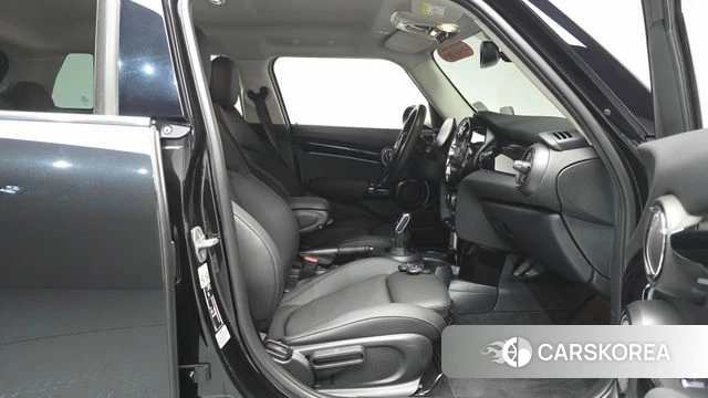 Mini Cooper 2024 Черный из Кореи, фото 3