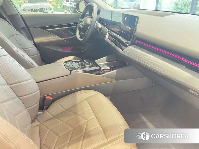 BMW 5 series 2025 Красный из Китая, фото 3
