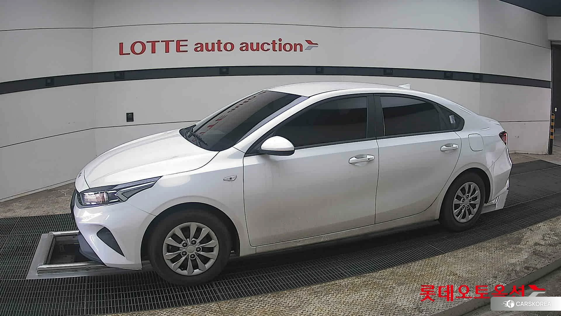 Kia K3 2022 Snow White Pearl из Кореи, фото 3