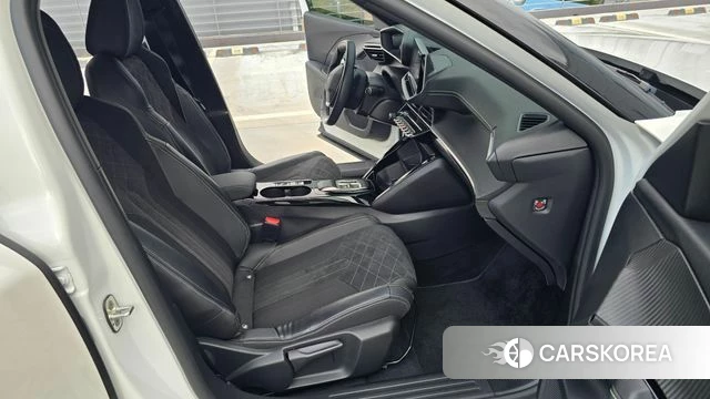 Peugeot e-2008 second generation 2023 Белый двухцветный из Кореи, фото 3