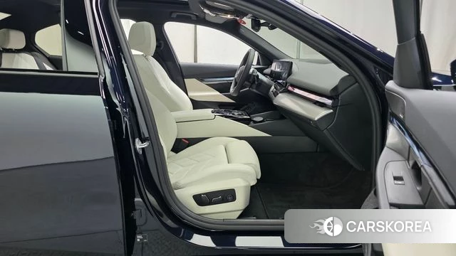 BMW 5 Series (G60) 2025 Черный из Кореи, фото 3