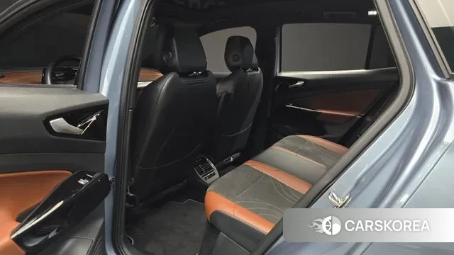 Volkswagen ID.4 2023 Светло-серебряный цвет из Кореи, фото 3