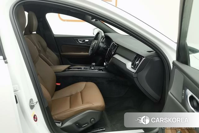 Volvo S60 2024 Белый из Китая, фото 3