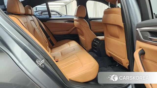 BMW 5 Series (G30) 2018 Серебристо-серый из Кореи, фото 3