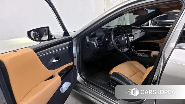 Lexus ES300h 7th generation 2022 Серебристо-серый из Кореи, фото 3