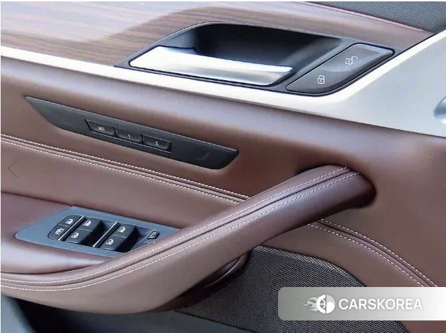 BMW 5 Series (G30) 2018 Серебристо-серый из Кореи, фото 3