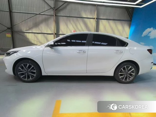 Kia K3 2023 Белый из Китая, фото 3