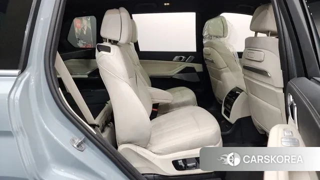 BMW X7 (G07) 2024 Светло-серебряный цвет из Кореи, фото 3