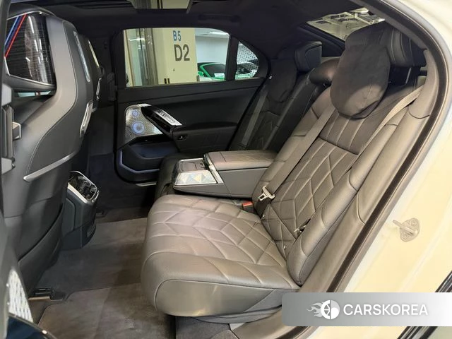 BMW 7 Series (G70) 2025 Белый из Кореи, фото 3