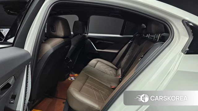BMW 5 Series (G60) 2024 Белый из Кореи, фото 3