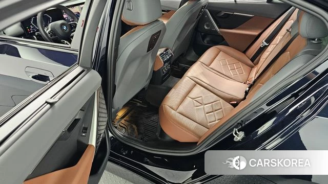 BMW 5 Series (G60) 2024 Черный из Кореи, фото 3