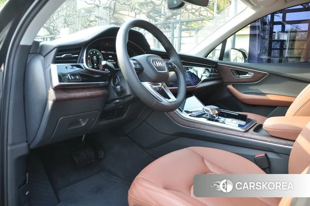 Audi Q7 2021 Черный из Китая, фото 3