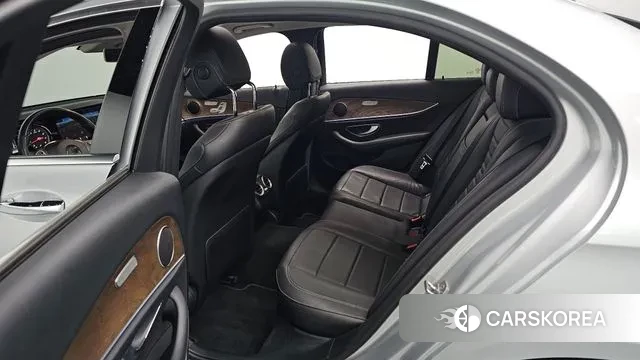 Mercedes-Benz E-Class W213 2018 Серебристо-серый из Кореи, фото 3