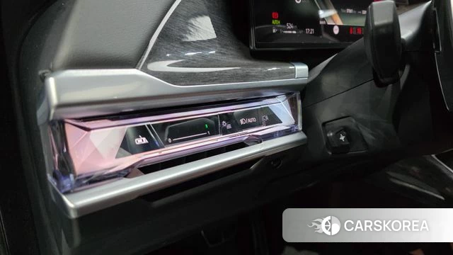 BMW 7 Series (G70) 2023 Небесно-голубой из Кореи, фото 3