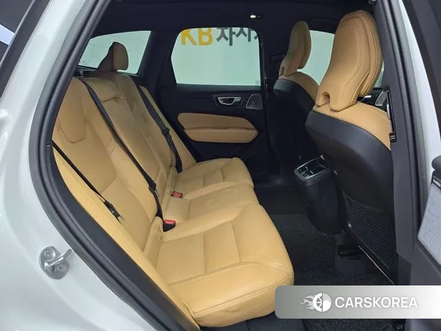 Volvo XC60 second Generation 2023 Белый из Кореи, фото 3