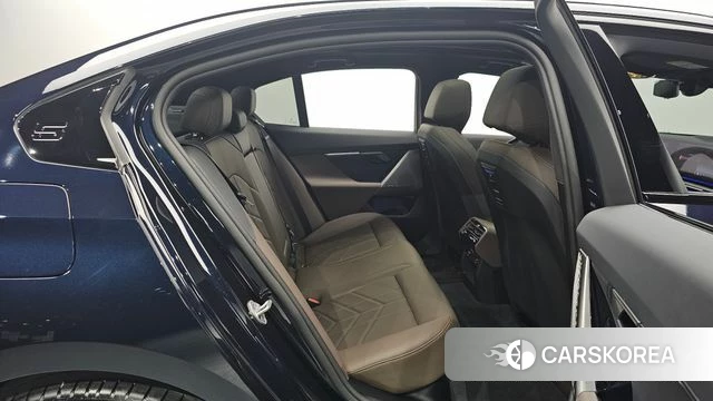 BMW 5 Series (G60) 2025 Черный из Кореи, фото 3