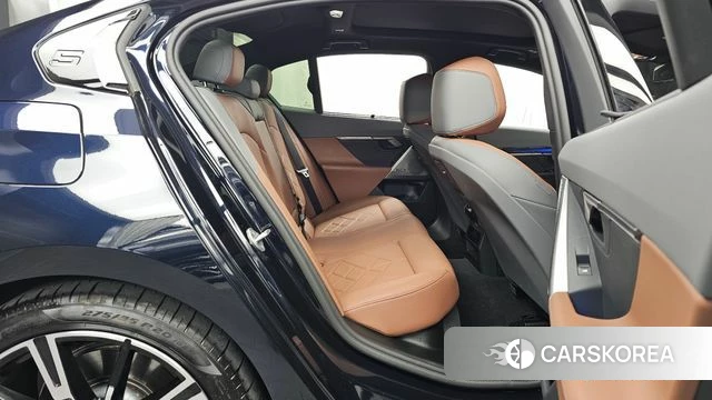BMW 5 Series (G60) 2025 Черный из Кореи, фото 3
