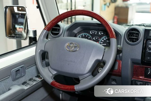 Toyota Land Cruiser 70 Series 2024 Белый из Китая, фото 3