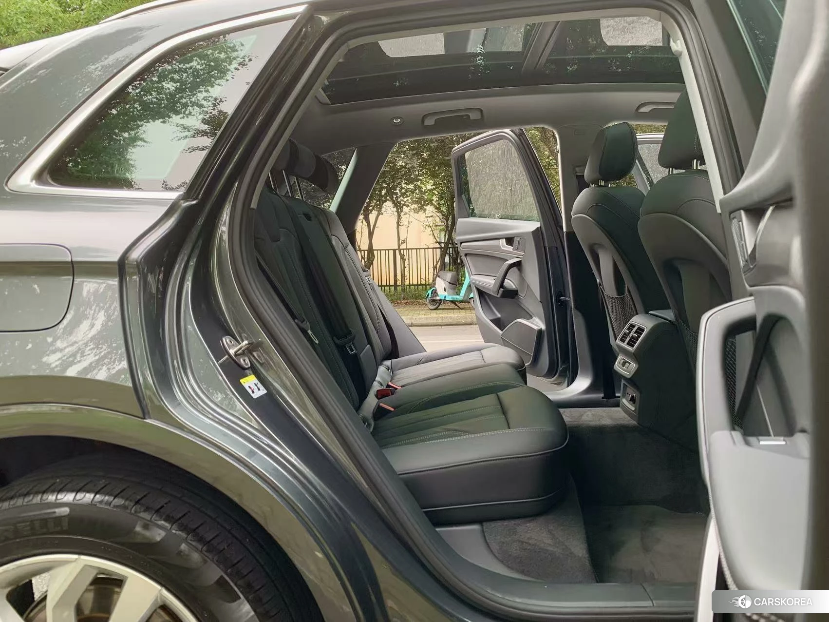 Audi Q5L 2021 Темно-серый из Китая, фото 3