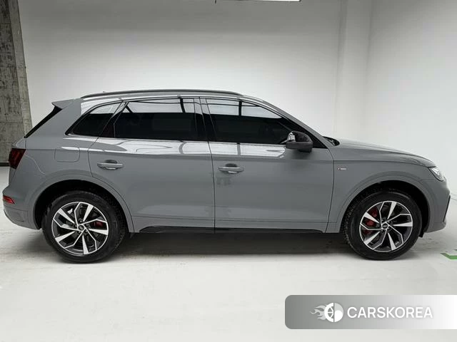 Audi Q5L 2024 Темно-серый из Китая, фото 3