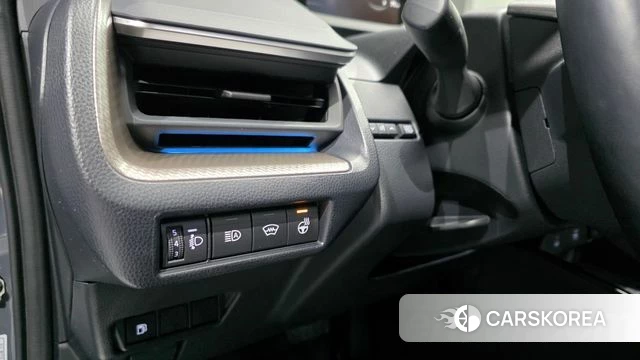 Toyota Prius 5th Generation 2023 Светло-серебряный цвет из Кореи, фото 3