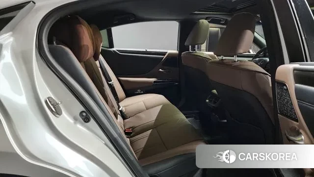 Lexus ES300h 7th generation 2023 Белый из Кореи, фото 3