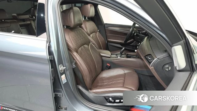 BMW 5 Series (G30) 2018 Серебристо-серый из Кореи, фото 3