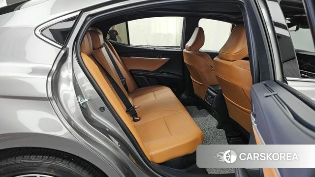Toyota Camry (XV80) 2025 Серебристо-серый из Кореи, фото 3