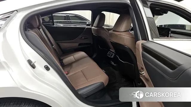 Lexus ES300h 7th generation 2023 Белый из Кореи, фото 3