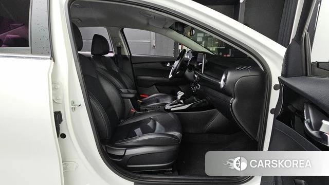 Kia The New K3 2nd generation 2021 Белый из Кореи, фото 3