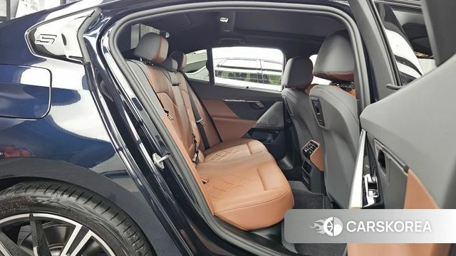 BMW 5 Series (G60) 2025 Черный из Кореи, фото 3