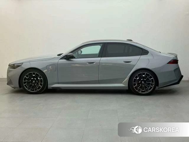 BMW M5 PHEV 2025 Темно-серый из Китая, фото 3