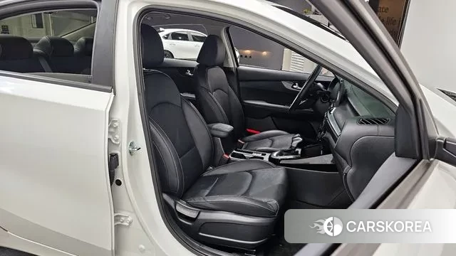 Kia The New K3 2nd generation 2023 Белый из Кореи, фото 3