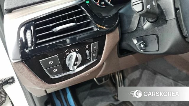 BMW 5 Series (G30) 2018 Белый из Кореи, фото 3