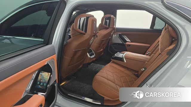 BMW 7 Series (G70) 2025 Серебристо-серый из Кореи, фото 3